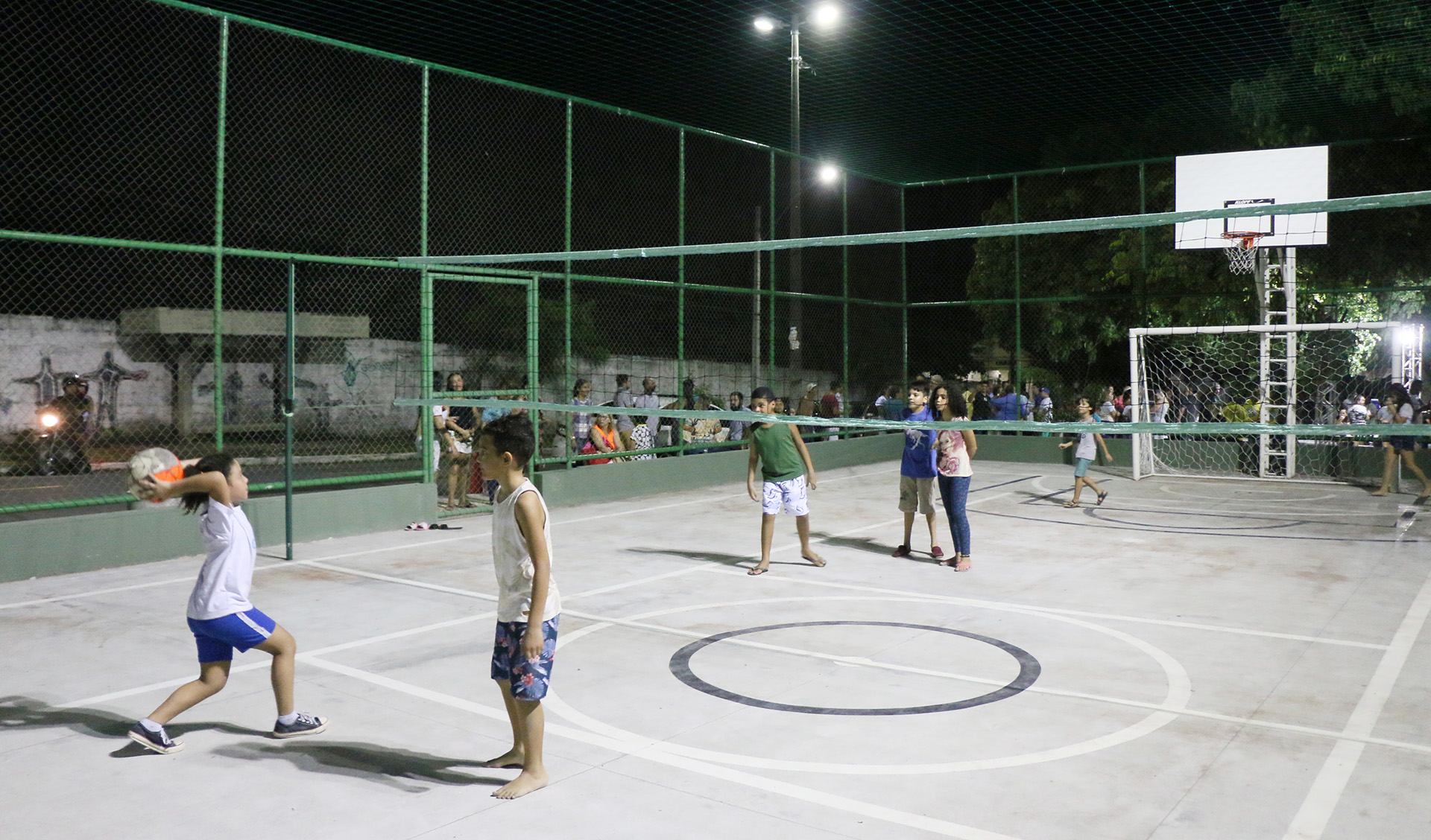 crianças brincando de bola em quadra